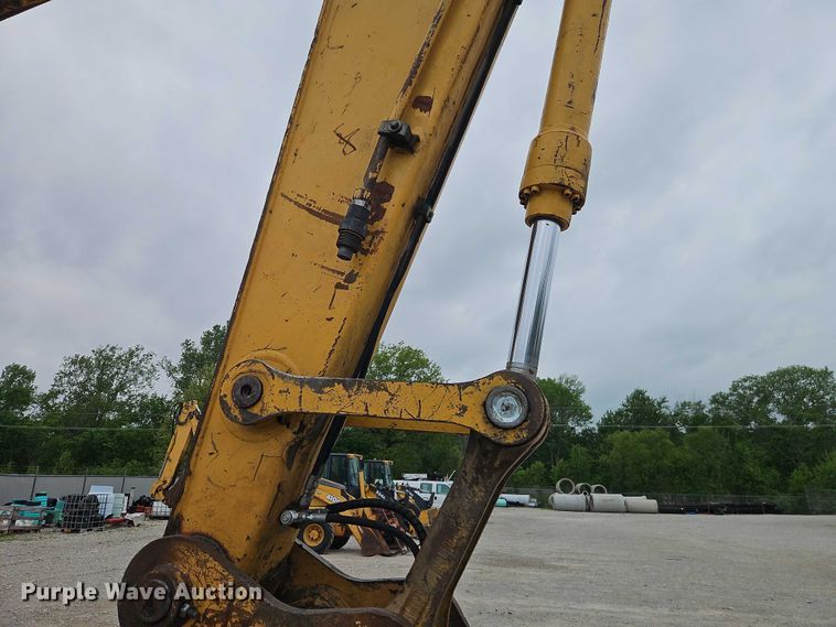 image for item EO7266 1998 John Deere 200LC excavator