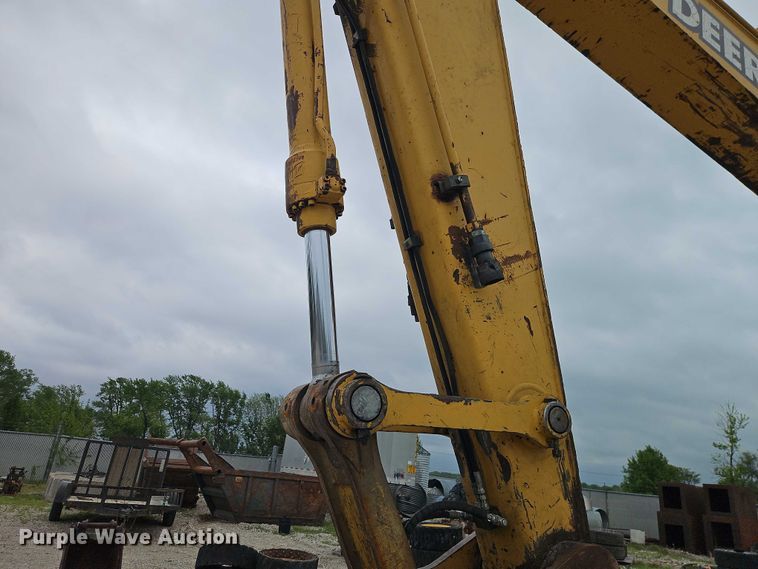 image for item EO7266 1998 John Deere 200LC excavator