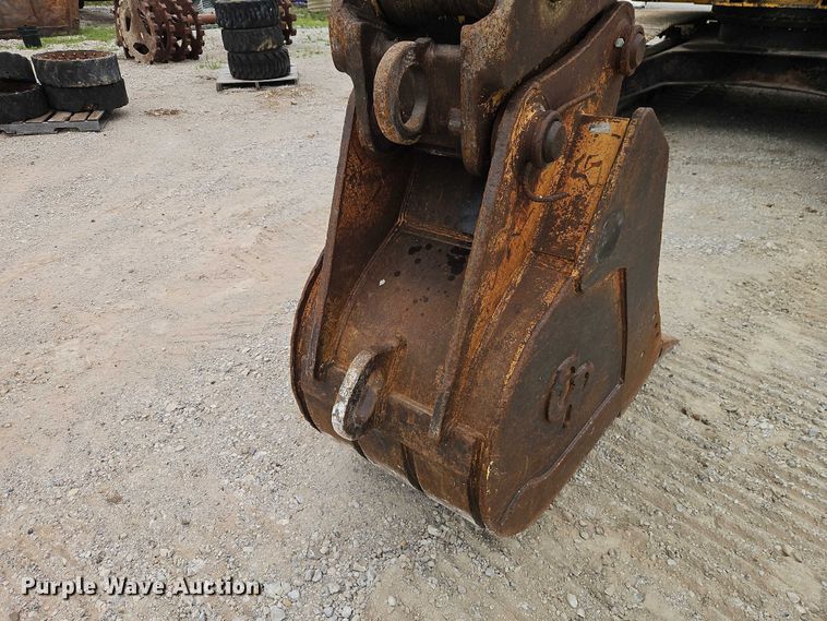 image for item EO7266 1998 John Deere 200LC excavator
