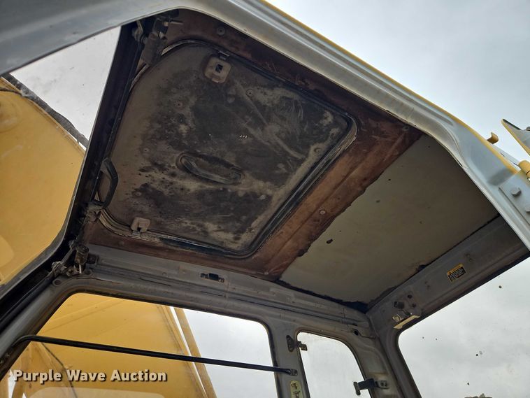 image for item EO7266 1998 John Deere 200LC excavator