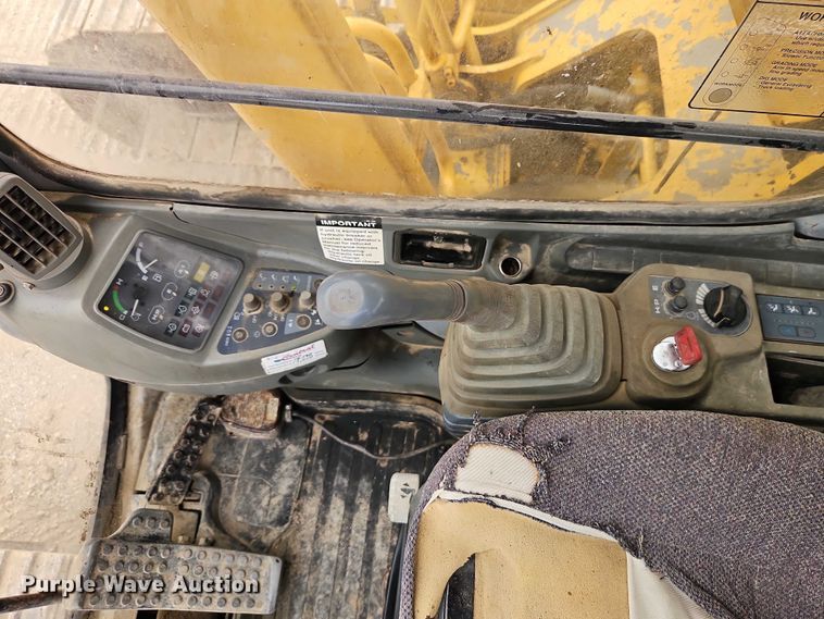 image for item EO7266 1998 John Deere 200LC excavator