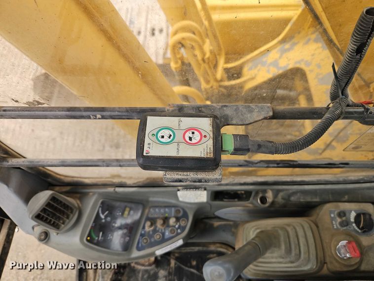 image for item EO7266 1998 John Deere 200LC excavator