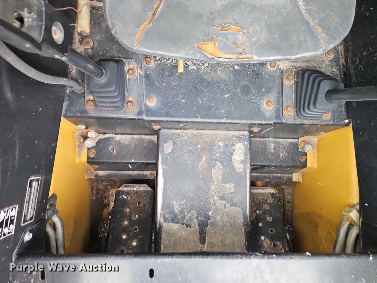 image for item EO7267 1998 John Deere 8875 skid steer loader