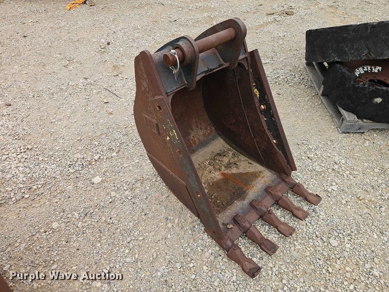 image for item EO7271 Caterpillar backhoe bucket