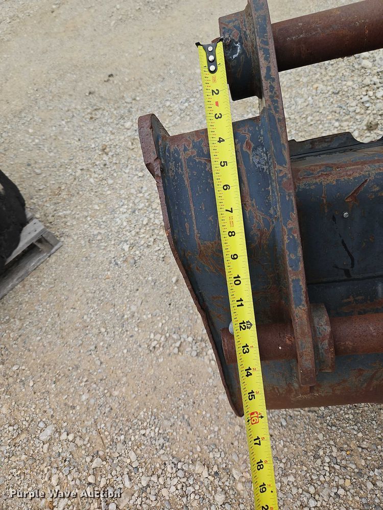 image for item EO7271 Caterpillar backhoe bucket