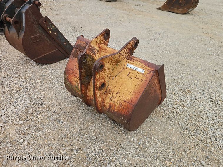 image for item EO7272 Backhoe bucket