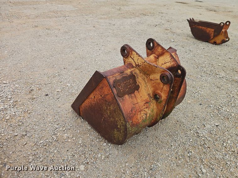 image for item EO7272 Backhoe bucket