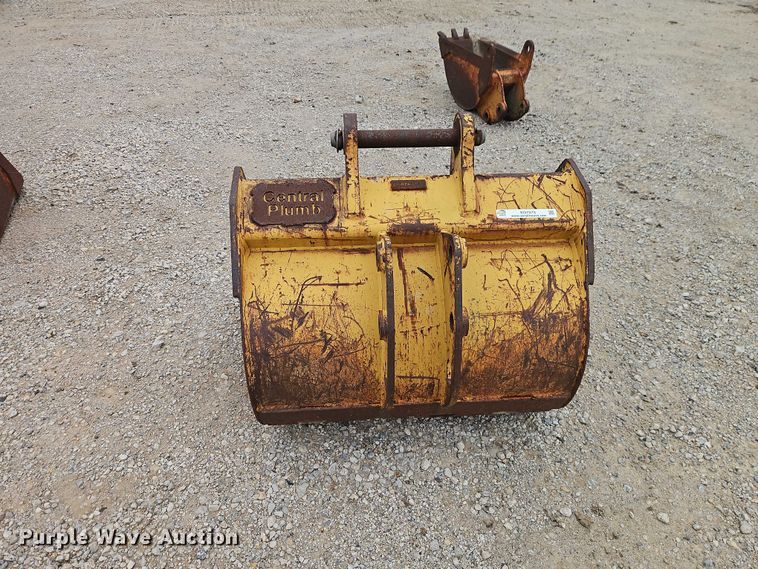 image for item EO7273 Backhoe bucket