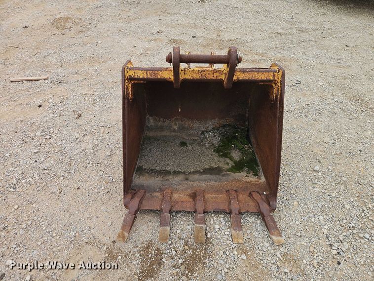 image for item EO7273 Backhoe bucket