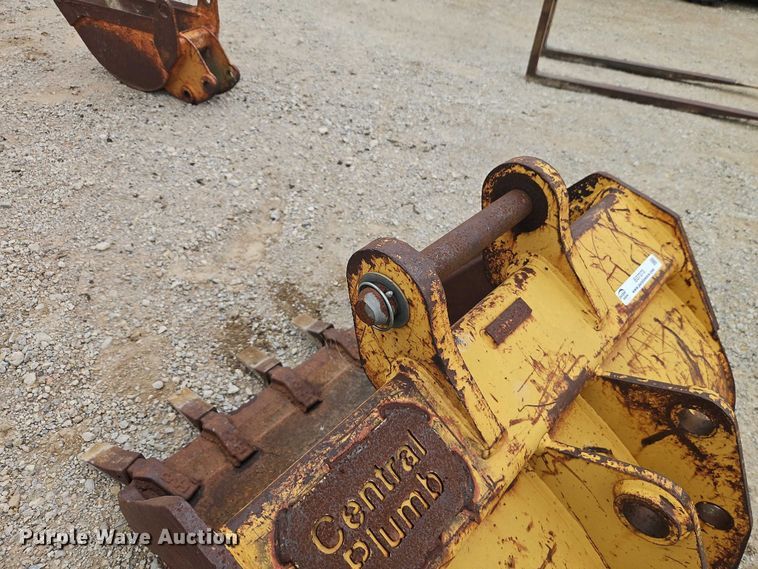 image for item EO7273 Backhoe bucket
