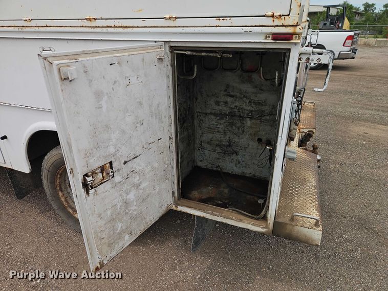 image for item EO7294 2000 Ford F450 Super Duty utility / service truck