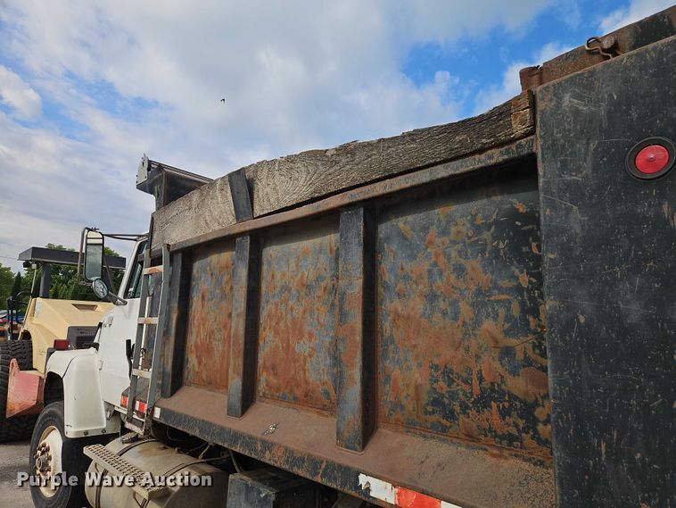 image for item EO7298 1995 Ford LN8000 dump truck