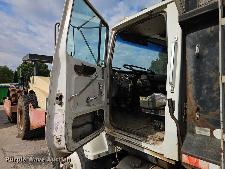 image for item EO7298 1995 Ford LN8000 dump truck