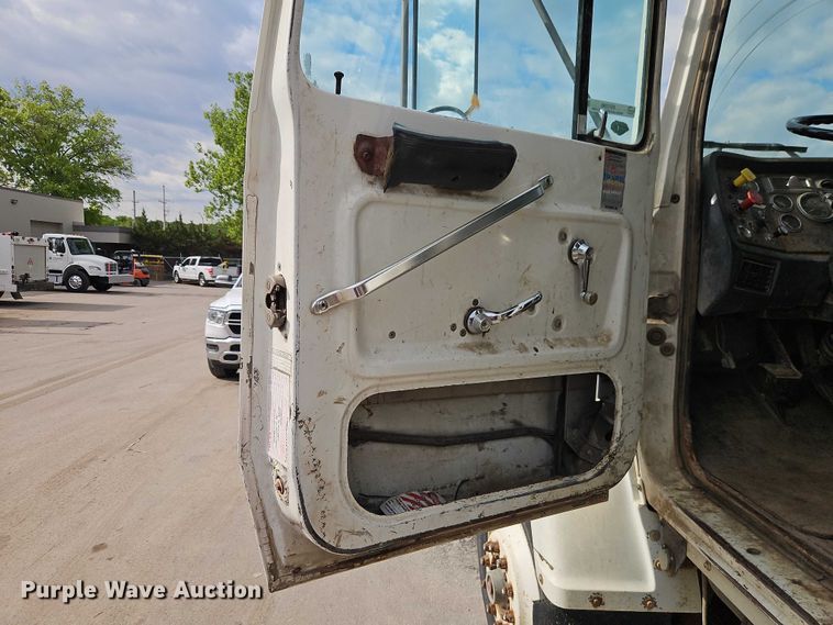 image for item EO7298 1995 Ford LN8000 dump truck
