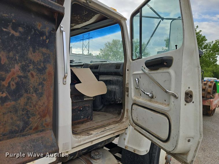 image for item EO7298 1995 Ford LN8000 dump truck