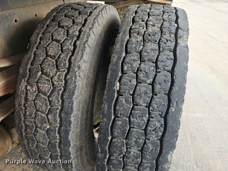 image for item EO7298 1995 Ford LN8000 dump truck