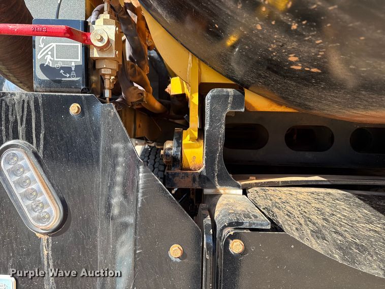 image for item ES5979 2023 Mack Granite hydrovac truck