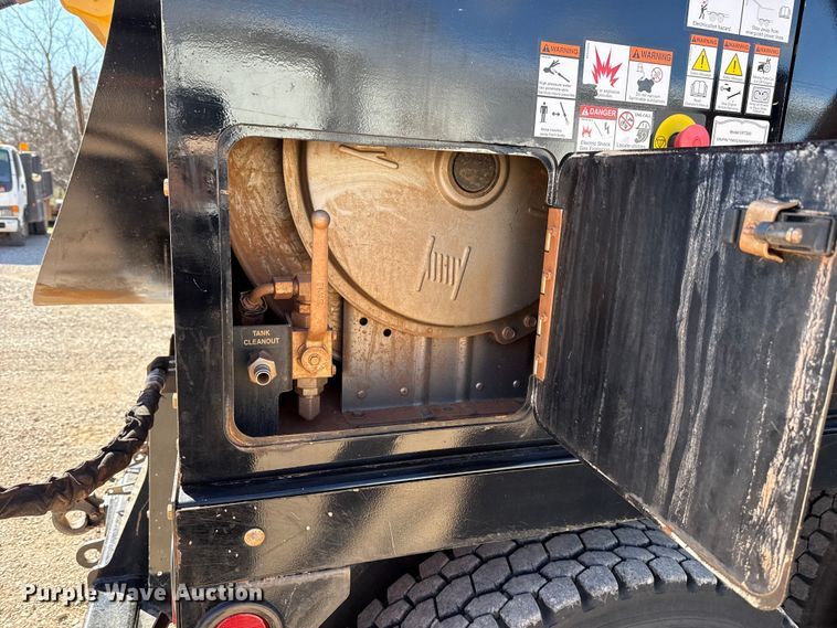 image for item ES5979 2023 Mack Granite hydrovac truck