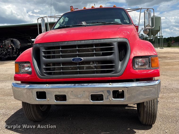 image for item ES8884 2000 Ford F750 Ext. Cab utility / service truck