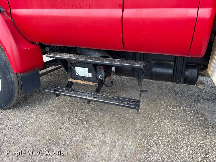 image for item ES8884 2000 Ford F750 Ext. Cab utility / service truck