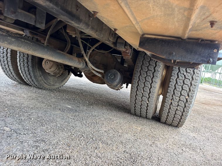 image for item ES8884 2000 Ford F750 Ext. Cab utility / service truck