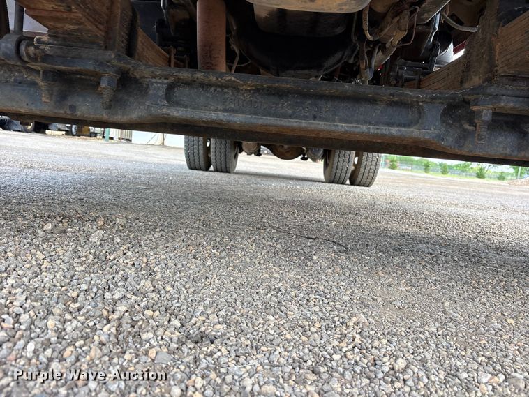 image for item ES8884 2000 Ford F750 Ext. Cab utility / service truck