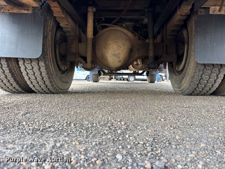 image for item ES8884 2000 Ford F750 Ext. Cab utility / service truck