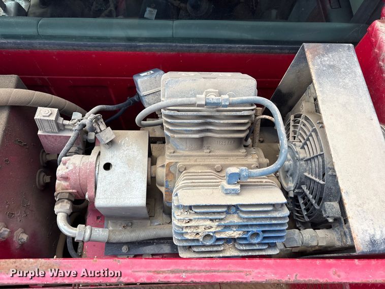 image for item ES8884 2000 Ford F750 Ext. Cab utility / service truck