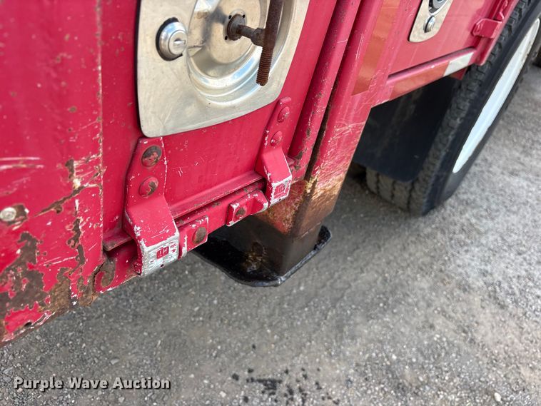 image for item ES8884 2000 Ford F750 Ext. Cab utility / service truck