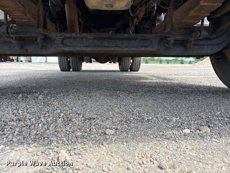 image for item ES8884 2000 Ford F750 Ext. Cab utility / service truck