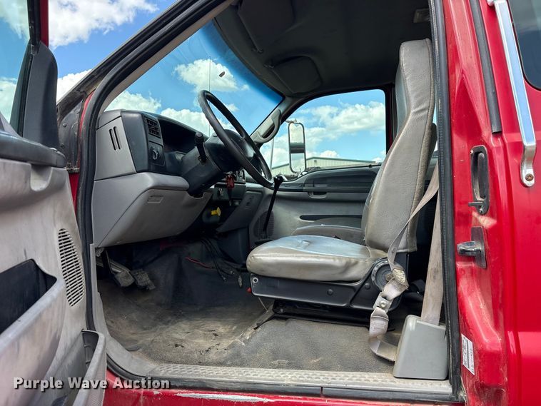 image for item ES8884 2000 Ford F750 Ext. Cab utility / service truck