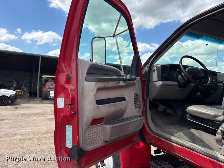 image for item ES8884 2000 Ford F750 Ext. Cab utility / service truck