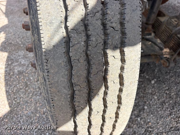 image for item ES8884 2000 Ford F750 Ext. Cab utility / service truck