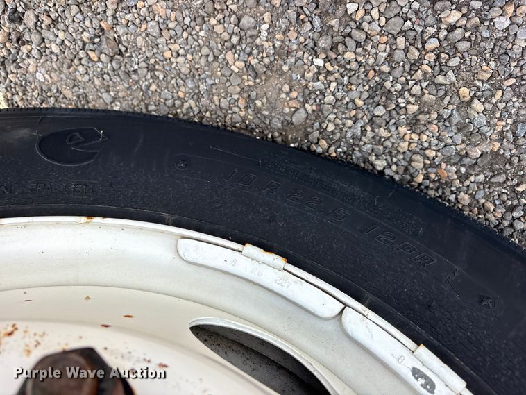 image for item ES8884 2000 Ford F750 Ext. Cab utility / service truck