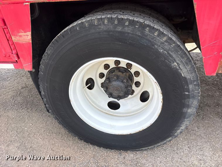 image for item ES8884 2000 Ford F750 Ext. Cab utility / service truck