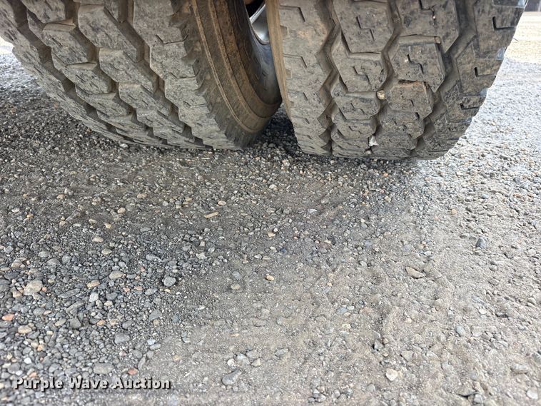 image for item ES8884 2000 Ford F750 Ext. Cab utility / service truck