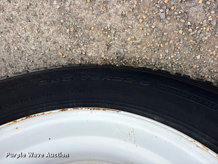 image for item ES8884 2000 Ford F750 Ext. Cab utility / service truck