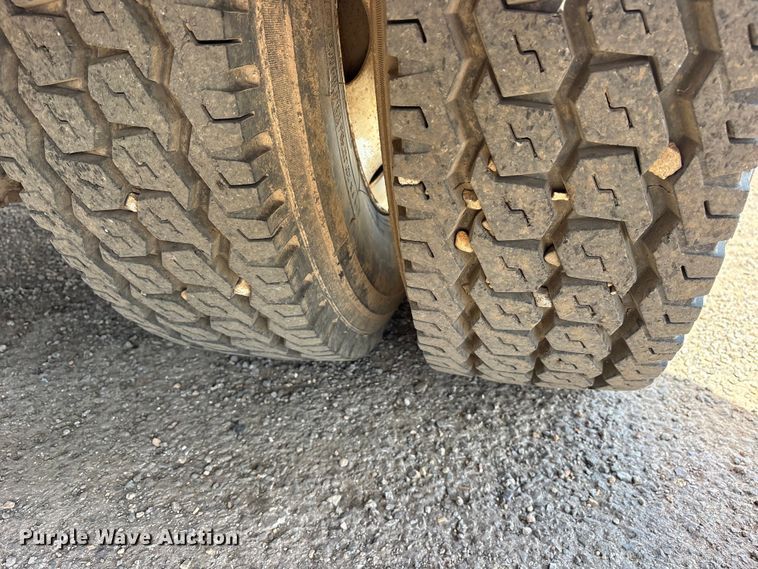 image for item ES8884 2000 Ford F750 Ext. Cab utility / service truck