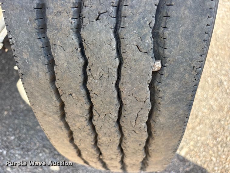 image for item ES8884 2000 Ford F750 Ext. Cab utility / service truck