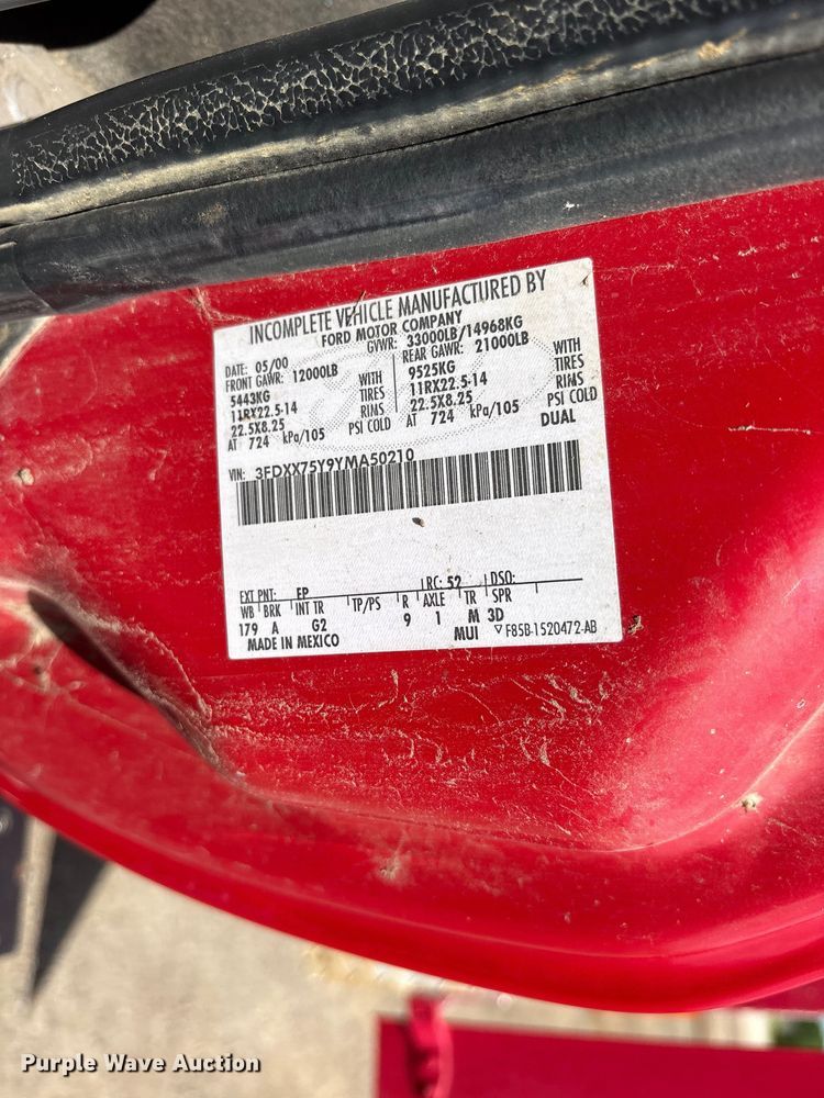 image for item ES8884 2000 Ford F750 Ext. Cab utility / service truck