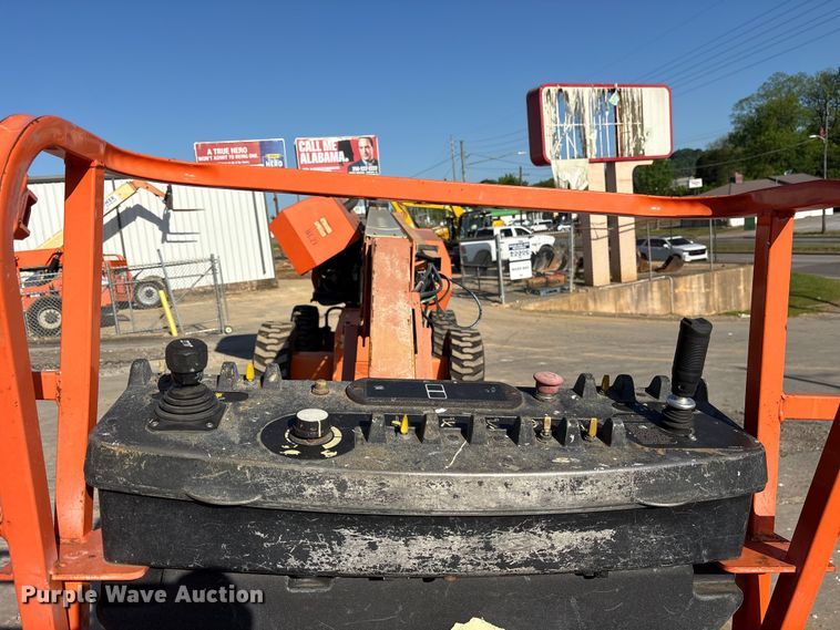 image for item ES8900 2006 JLG 660SJ boom lift