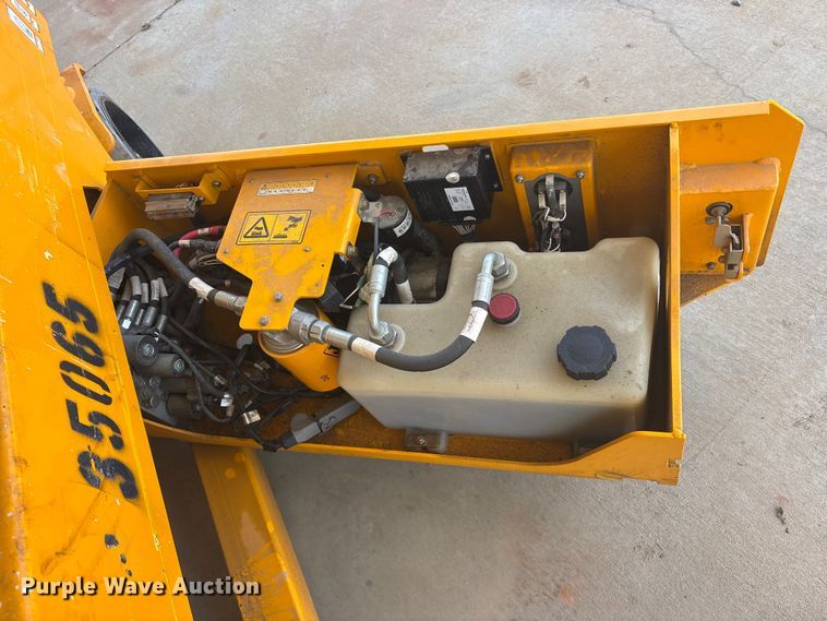 image for item ES8903 2017 JCB S2632E scissor lift