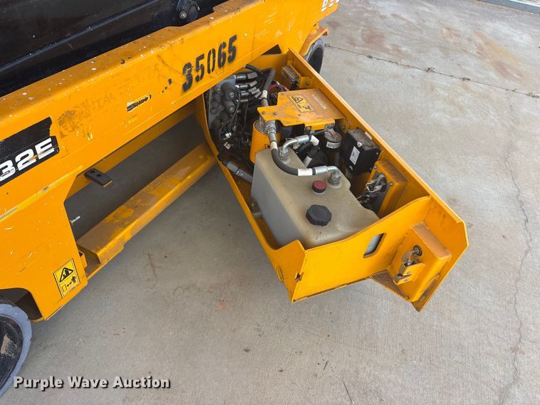 image for item ES8903 2017 JCB S2632E scissor lift
