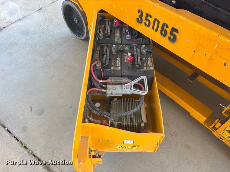 image for item ES8903 2017 JCB S2632E scissor lift