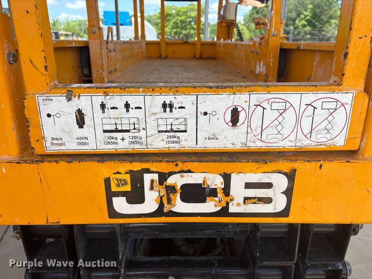 image for item ES8903 2017 JCB S2632E scissor lift