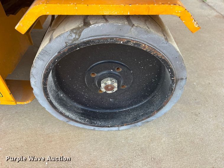 image for item ES8903 2017 JCB S2632E scissor lift
