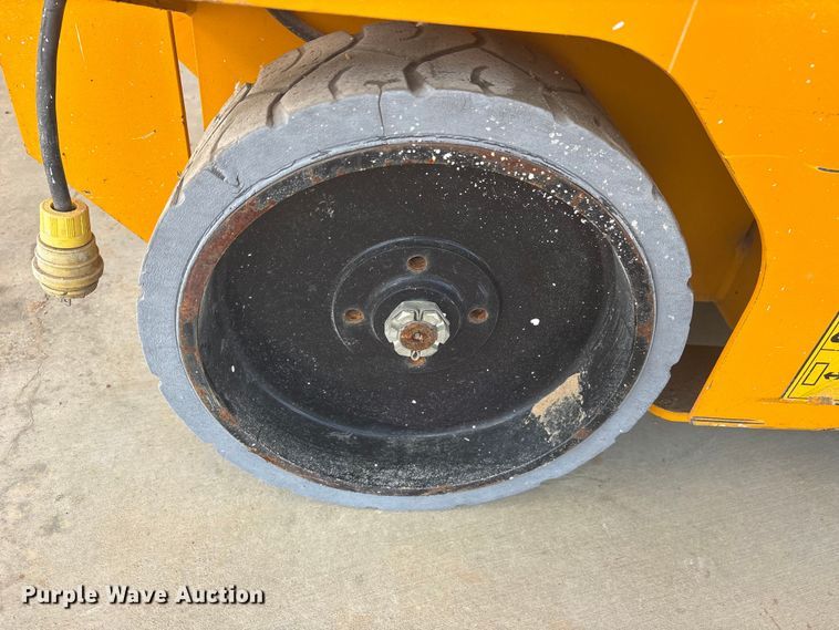 image for item ES8903 2017 JCB S2632E scissor lift