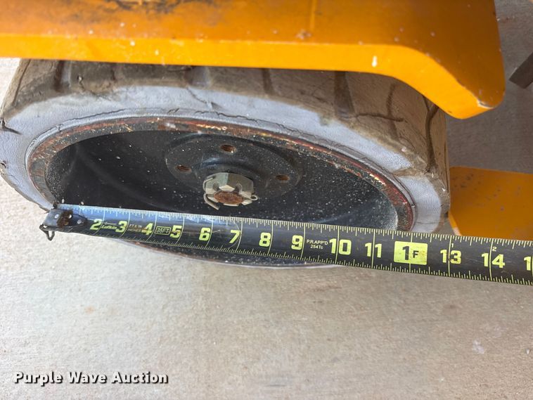 image for item ES8903 2017 JCB S2632E scissor lift