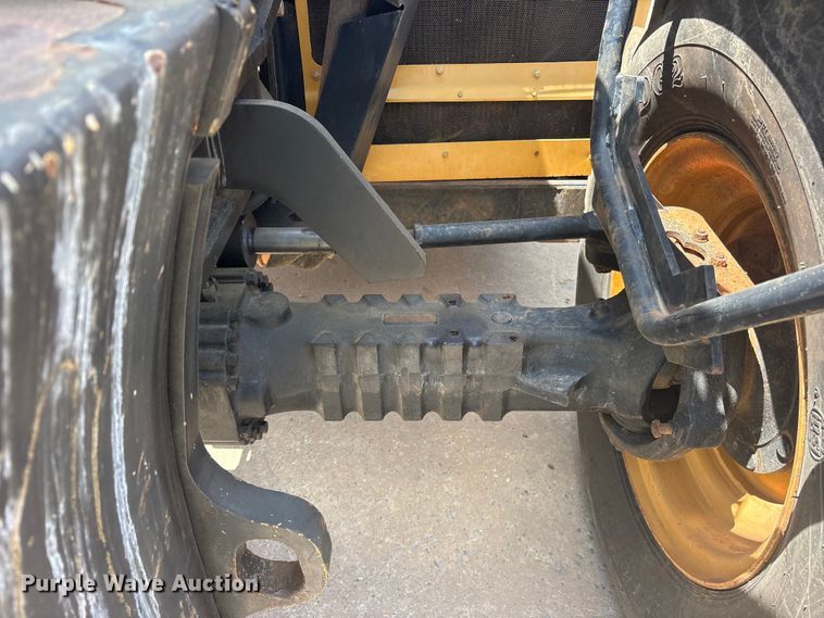 image for item ES8904 2011 Caterpillar TL642 telehandler