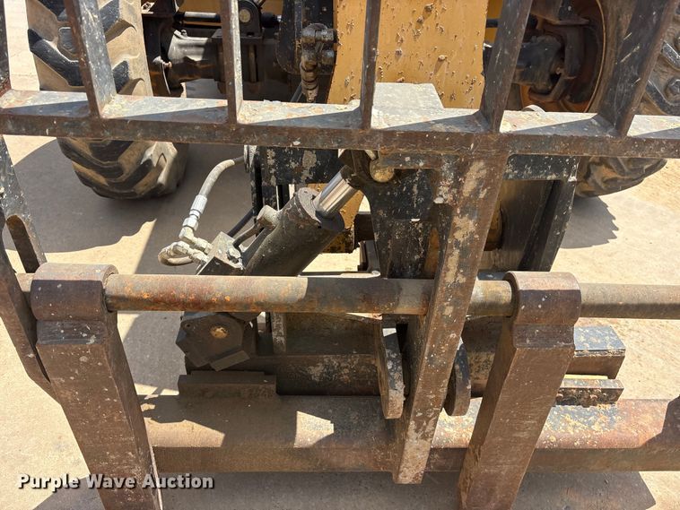 image for item ES8904 2011 Caterpillar TL642 telehandler